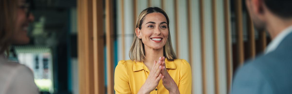 Mulher sorridente numa reunião